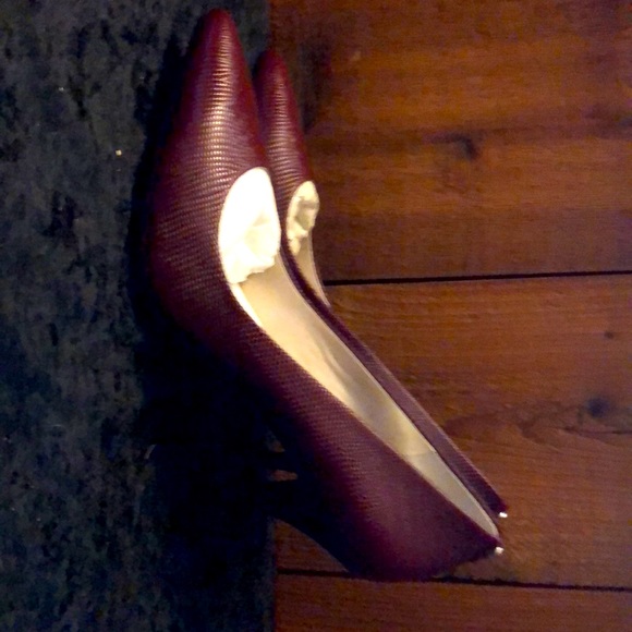 NIB Michael Kors  8.5M embossed leather pumps burgundy - Picture 2 of 7